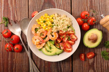 karides ile sebze salatası