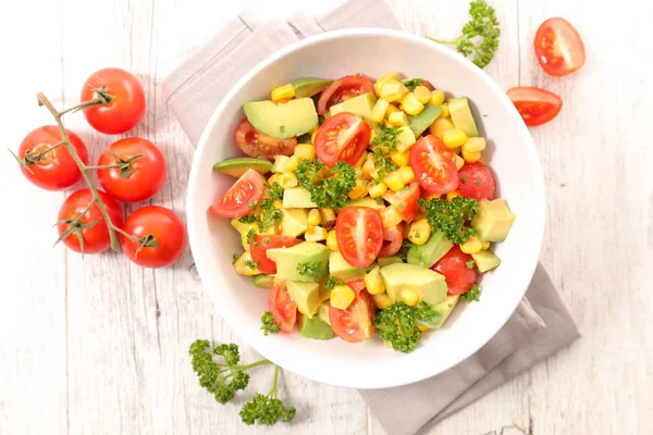 Domates ve Avokado Salatası — Stok fotoğraf
