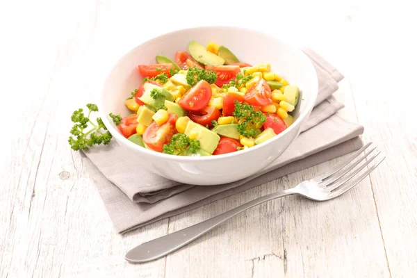 Domates ve Avokado Salatası — Stok fotoğraf