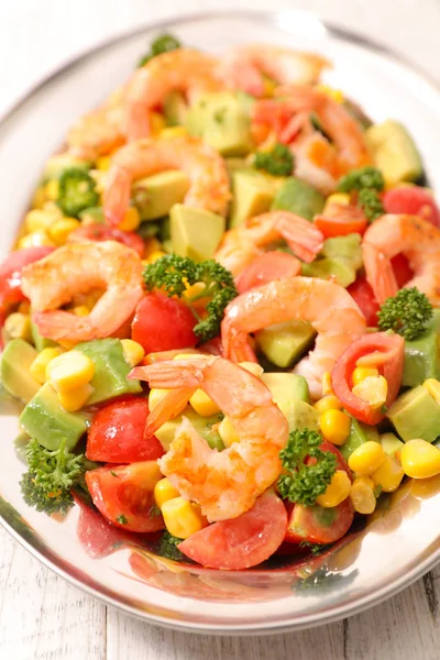 Salad with shrimps and vegetables — Stock Photo, Image