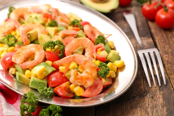 Salada de camarão com legumes — Fotografia de Stock