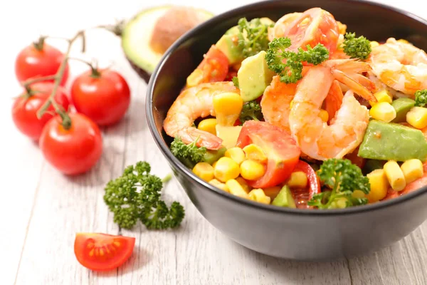 Salada de camarão com legumes — Fotografia de Stock