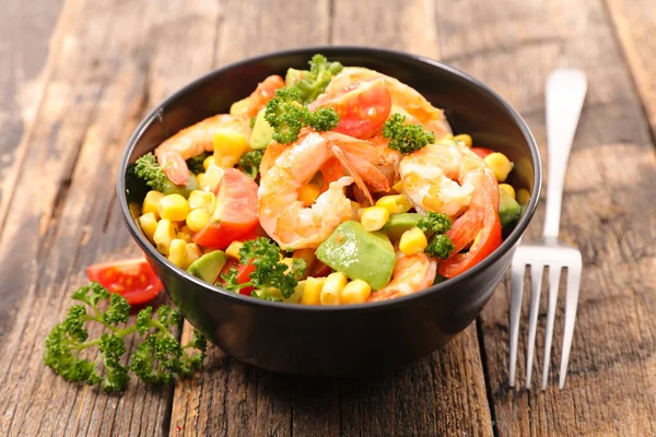 Shrimp salad with vegetables — Stock Photo, Image