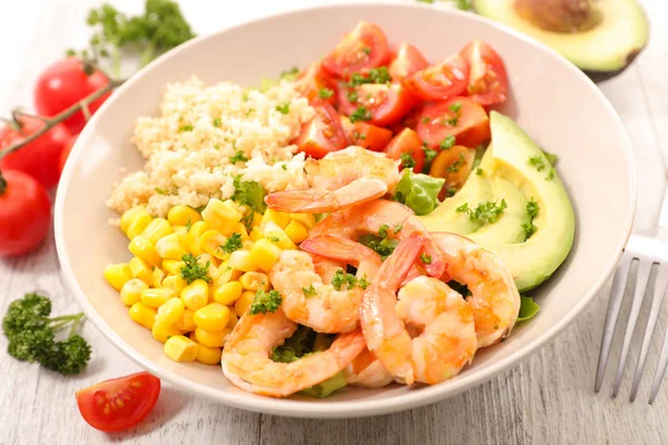 Salada de legumes com camarões — Fotografia de Stock