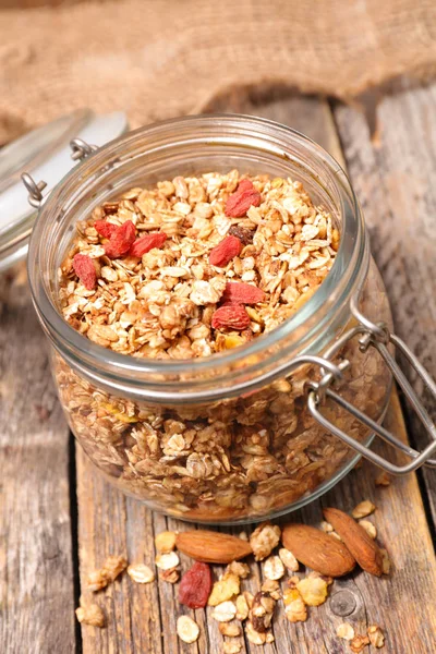 Çilek ile ev yapımı granola
