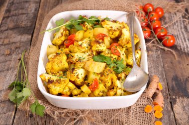 krem ve curcuma ile fırında karnabahar