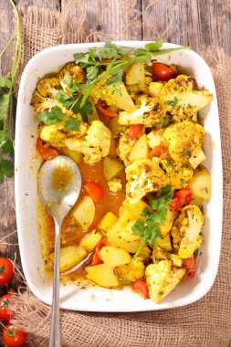 krem ve curcuma ile fırında karnabahar