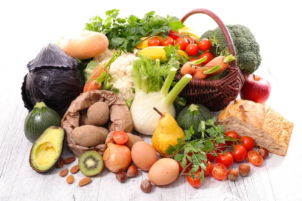 Сырые фрукты и овощи — стоковое фото