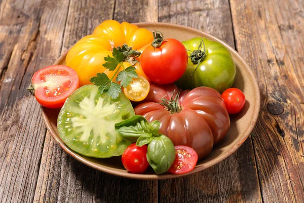Świeża sałatka pomidorowa z bazylią — Zdjęcie stockowe