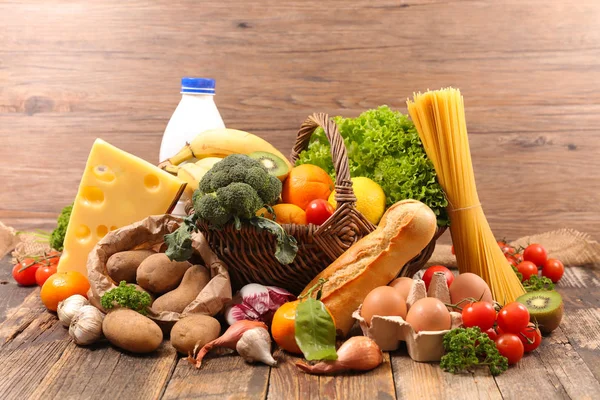 Compoziție cu fructe, legume, lactate, pâine — Fotografie, imagine de stoc