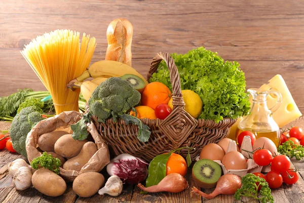 Композиції з фруктів, овочів, молочних продуктів, хліб — стокове фото
