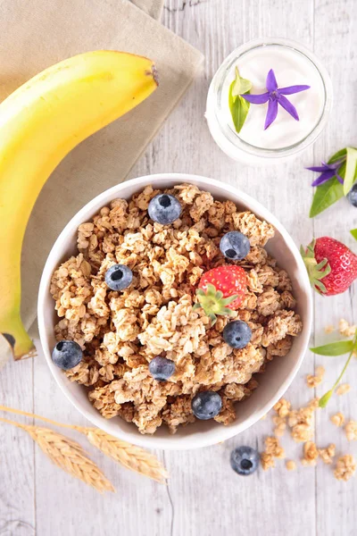 Müsli mit verschiedenen Beeren — Stockfoto