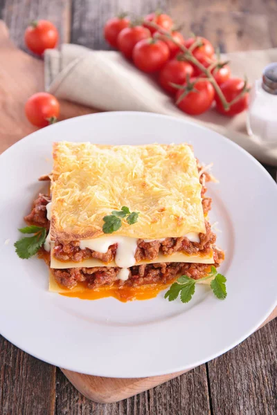 Rundvlees lasagne segment — Stockfoto