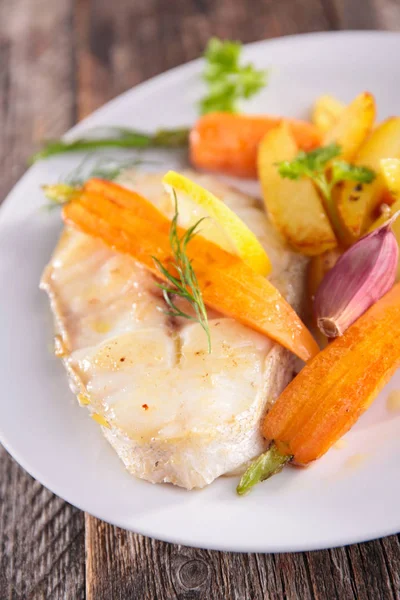 Pescado a la parrilla y verduras asadas —  Fotos de Stock