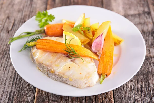 Ryby z grilla i pieczonymi warzywami — Zdjęcie stockowe