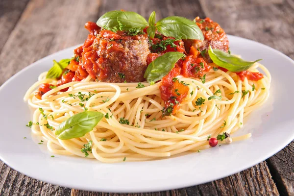 Espaguetis con albahaca y salsa de tomate — Foto de Stock