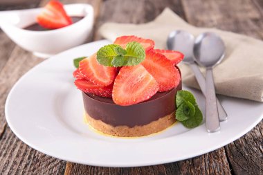 Çilekli çikolatalı pasta
