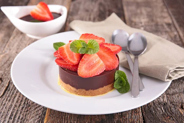 Bolo de chocolate com morangos — Fotografia de Stock