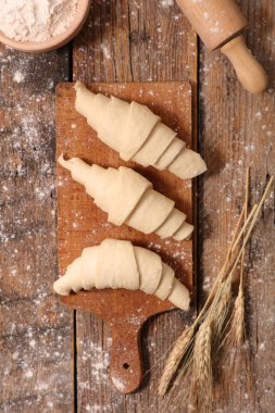 ahşap masa üzerinde ham ay çöreği