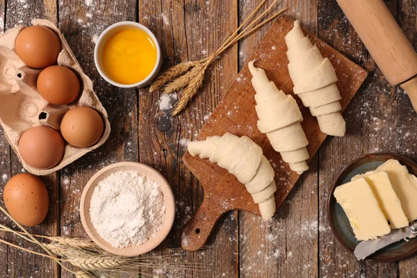 Croissants crus na mesa de madeira — Fotografia de Stock