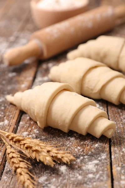 Raw croissanty na dřevěný stůl — Stock fotografie