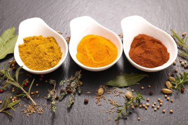 baharat ve otlar masada