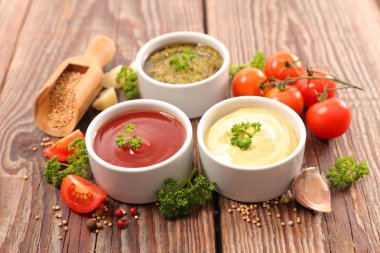 Ketçap, pesto ve hardal
