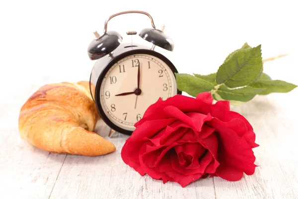 Uhr mit roter Rose — Stockfoto