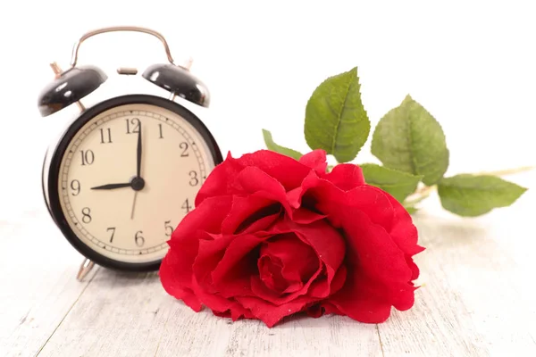 Uhr mit roter Rose — Stockfoto