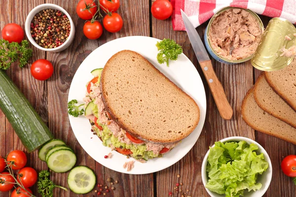 Sanduíche com carne e legumes — Fotografia de Stock