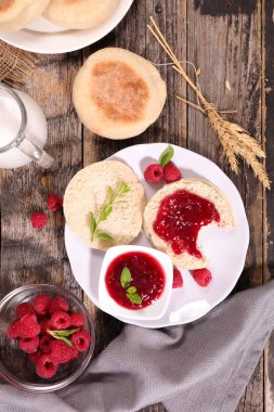 çilek reçelli çörek