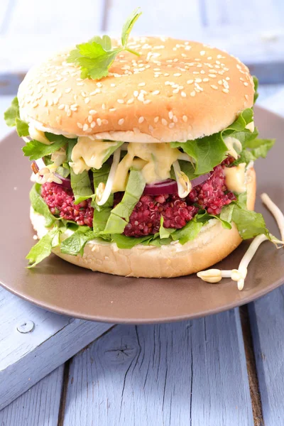 Veggie hamburger op tafel — Stockfoto