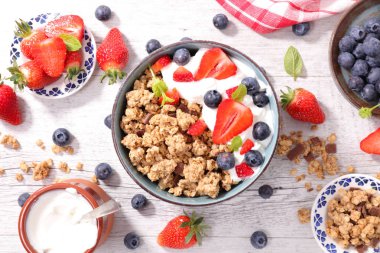 Yoğurt ve meyve ile müsli