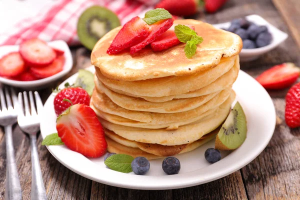 Panquecas com frutas no prato — Fotografia de Stock