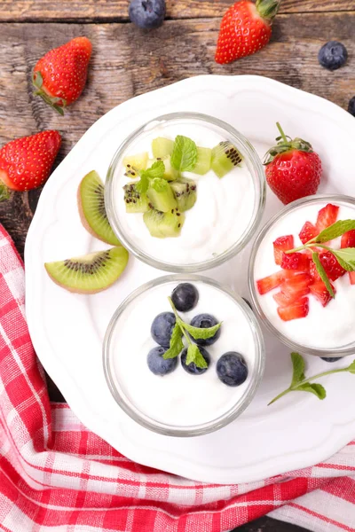 Jogurt v brýlích a ovoce — Stock fotografie