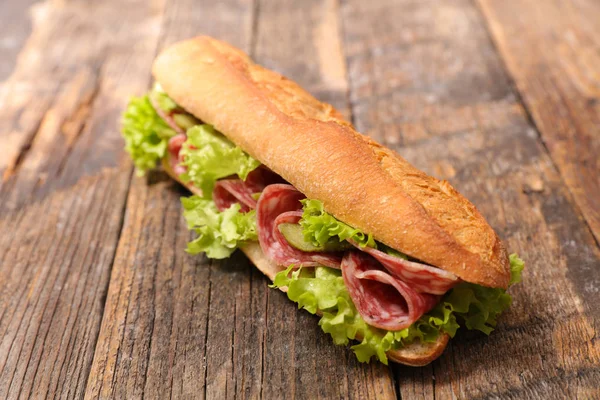 Verse salami sandwich — Stockfoto