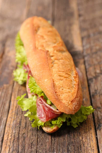 Verse salami sandwich — Stockfoto