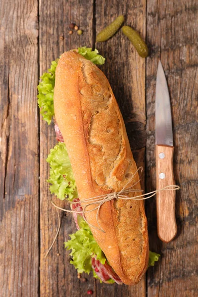Verse salami sandwich — Stockfoto