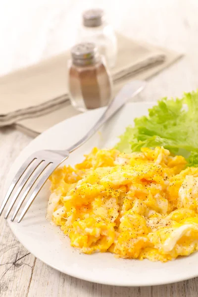 Scrambled eggs on plate — Stock Photo, Image