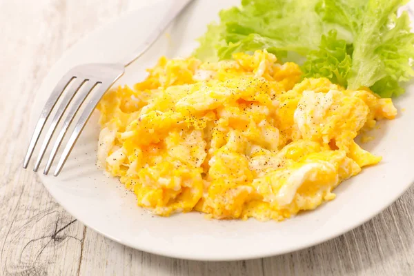 Scrambled eggs on plate — Stock Photo, Image