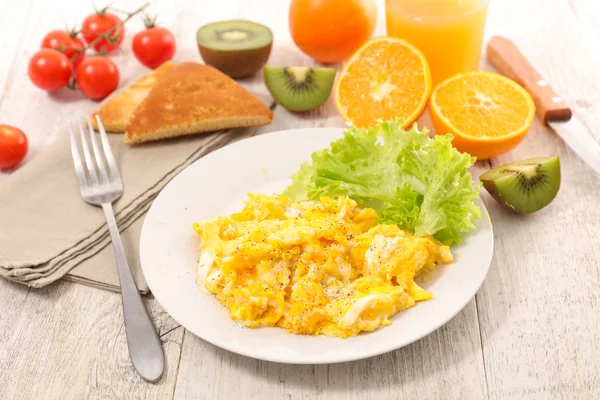 Scrambled eggs on white plate — Stock Photo, Image