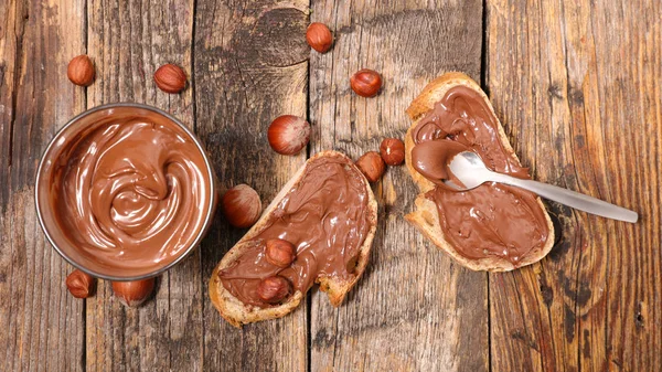 Çikolata tereyağı ekmek üzerinde — Stok fotoğraf