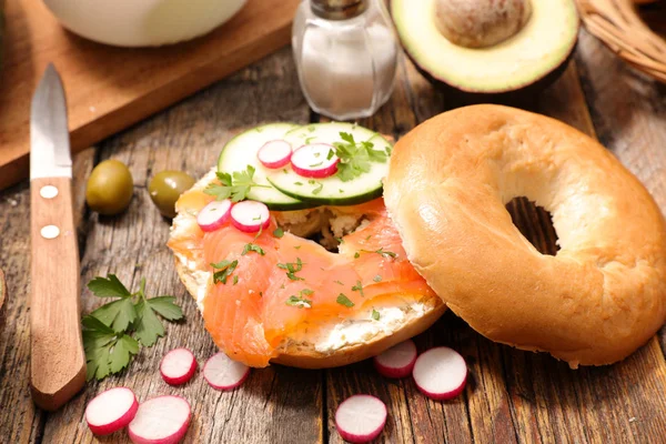 Bagel sandwich na stole — Zdjęcie stockowe