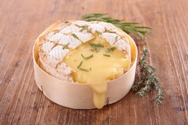 pişmiş camembert peyniri