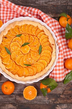 Clementines tabağa dilimlenmiş
