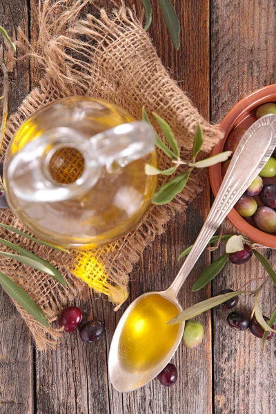 Azeitonas e óleo sobre mesa — Fotografia de Stock