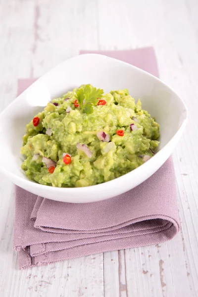 Salsa de guacamole en plato —  Fotos de Stock