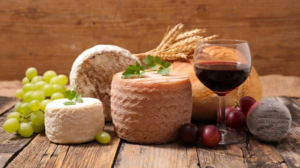 Kieliszek wina i serów — Zdjęcie stockowe