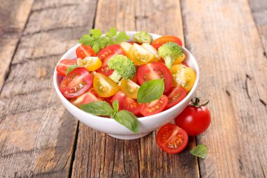 Fesleğenli domates salatası