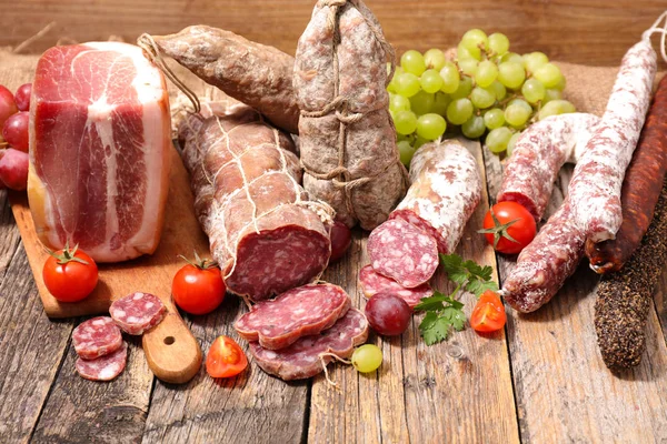 Charcuterie en groenten op tafel — Stockfoto